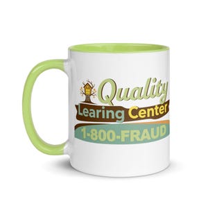 Könnte beinhalten: Weißer Keramikbecher mit hellgrünem Henkel und Innenraum. Der Becher zeigt den Text "Quality Learning Center" mit einer Baumhausgrafik und der Telefonnummer "1-800-FRAUD" in einem verspielten Design.