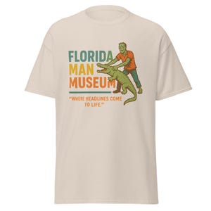 &quot;Florida Man Museum T-Shirt - Retro Distressed Zombie vs Alligator Design - Lustiges Florida Meme T-Shirt - &quot;&quot;Wo Schlagzeilen zum Leben kommen&quot;&quot; Vintage.&quot;