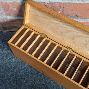 Boîte en bois avec compartiments et couvercle à charnière