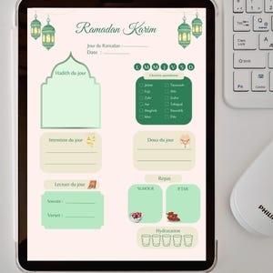 Peut inclure: Un planificateur numérique pour le Ramadan, affiché sur une tablette. Le design présente une palette de couleurs douces avec des éléments verts et beiges. Le planificateur comprend des sections pour les prières quotidiennes, les intentions et les repas, avec le texte "Ramadan Karim".