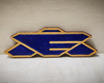 地球同盟の紋章が手描きされた木製冷蔵庫マグネット（バビロン5にインスパイアされたもの）