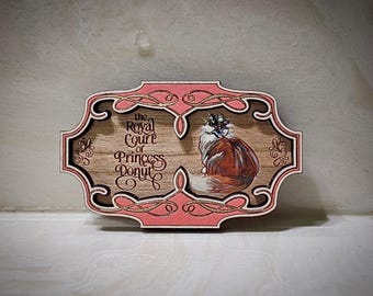 Pin/amuleto/imán de madera hecho a mano de la Corte Real de la Princesa Donut (inspirado en la serie de libros Dungeon Crawler Carl)