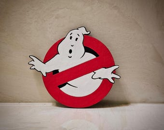 ゴーストバスターズのロゴが手描きされた木製の冷蔵庫用マグネット