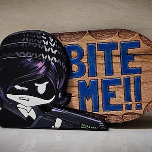 Dije/imán/pin para mochila de madera pintado a mano con luz negra reactiva "Uzi Bite Me" (inspirado en Murder Drones)