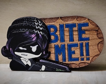 Uzi Bite Me ブラックライト反応ハンドペイント木製バックパックチャーム/マグネット/ピン（Murder Drones にインスパイアされたデザイン）