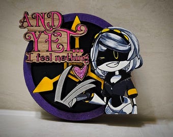 シリアル番号Vの手描き木製チャーム／ピン／マグネット（殺人ドローンにインスパイアされたもの）