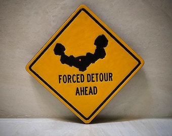 この先、強制迂回ロケッティア道路標識の手描き木製ピン/チャーム/マグネット（ARC レイダースにインスパイアされたデザイン）