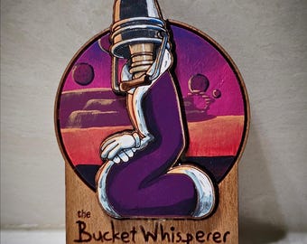 バケットウィスパラー・キンガーによる手描きの無垢チェリー材チャーム／ピン／マグネット（アメイジング・デジタル・サーカスにインスパイアされたデザイン）