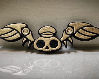 シリアルナンバーNのパイロットバッジ。手描きのチェリー材製。コスプレにも最適！（マーダードローンにインスパイアされたデザイン）