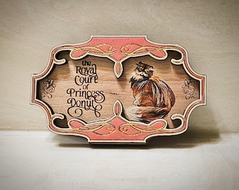 プリンセスドーナツの王室裁判所の手作り木製ピン/チャーム/マグネット（ダンジョンクローラーカールの本シリーズに触発されています）