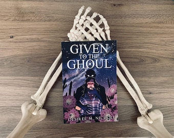 Może przedstawiać: Okładka książki z tytułem "Given to the Ghoul" w białym kolorze na ciemnoniebieskim tle z rozgwieżdżonym niebem i parą w sylwetce. Okładka książki jest otoczona dwoma białymi szkieletowymi ramionami.