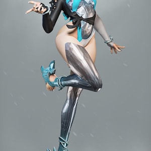 Pode incluir: Figura estilizada de uma mulher com cabelo azul e branco, usando óculos de sol, fones de ouvido e uma roupa futurista. A figura está em uma base cristalina, com leggings metálicas e um corpete geométrico. A paleta de cores inclui tons de azul, prata e preto.