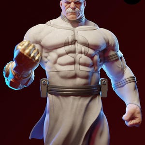 Puede incluir: Figura de acción musculosa, vestida de blanco, con expresión seria. La figura tiene cabeza calva, bigote espeso y cicatriz. Viste traje blanco con emblema estilizado y guantelete dorado. Mide aproximadamente 30 cm de altura.