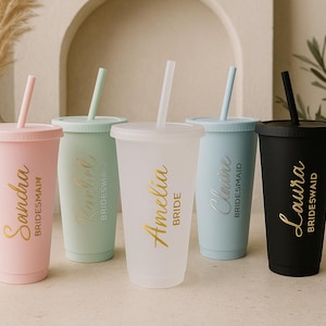 ストロー付きパーソナライズコールドカップ、カスタムネーム24オンスタンブラー、ブライズメイドプロポーズギフト、独身パーティーカップ、再利用可能なサマードリンクウェア