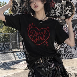 T-shirt « Devil Girl », T-shirt graphique avec cœur rouge et cornes de diable, T-shirt mignon et effrayant style années 2000, T-shirt rebelle et impertinent, Cadeau rétro d'Halloween pour elle