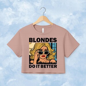 Top corto "Blondes Do It Better", maglietta corta in stile fumetto retrò, maglietta "Blonde Girl Power Baby", top con estetica pop art anni 2000 immagine 8