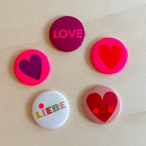 bunter Button oder Magnet / Herz / Herzgesicht / LOVE / LIEBE / kleines Geschenk zum Geburtstag / zum Valentinstag / zur Hochzeit / neon