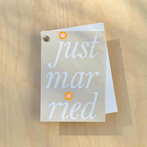 Hochzeitskarte „just married" / Karte Typografie / Neonpunkte von Hand geklebt / A6