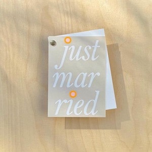 Hochzeitskarte „just married" / Karte Typografie / Neonpunkte