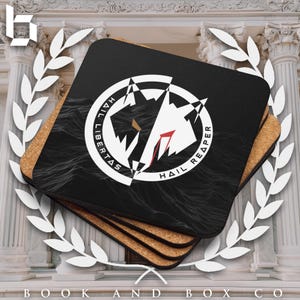 Op de afbeelding: Set van vier zwarte en witte onderzetters met een wolfskopfgrafiek en de tekst "Hail Libertas" en "Hail Reaper".