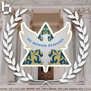 Puede incluir: Una pegatina blanca con un diseño triangular azul y dorado. El triángulo presenta un pájaro blanco con las alas extendidas y el texto "MY HONOR REMAINS". La pegatina se coloca frente a un edificio blanco con columnas.