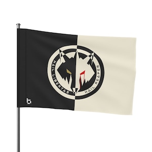 Puede incluir: Bandera en blanco y negro con un diseño circular que presenta una cabeza de lobo dividida por la mitad. El texto "HAIL LIBERTAS" y "HAIL REAPER" está escrito alrededor del círculo.