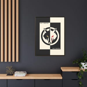 Pode incluir: Um pôster preto e branco com um gráfico de cabeça de lobo no centro. A cabeça do lobo é dividida ao meio, com um lado preto e o outro branco. O texto "Hail Libertas" está no topo do pôster, e "Hail Reaper" na parte inferior.