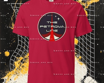 Op de afbeelding: Een rood t-shirt met een cirkelvormige afbeelding met de tekst "THE PETROVA LINE". De afbeelding is een donkerblauwe cirkel met een rood en wit raketontwerp. Het t-shirt is effen rood.