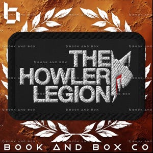 Pode incluir: Patch bordado preto com as palavras brancas "THE HOWLER LEGION". Uma cabeça de lobo branca com um detalhe vermelho está à direita. O patch tem uma borda preta. As palavras "BOOK AND BOX CO" estão na parte inferior, com uma borda decorativa.