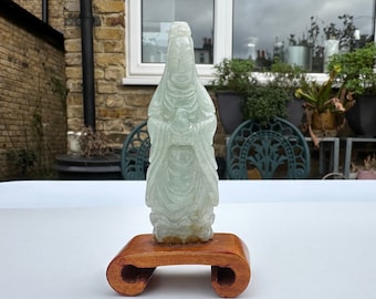 Figura de jadeíta china/estatua de jade de Guanyin, la diosa de la misericordia y la compasión, sobre un soporte de madera, de principios del siglo XX