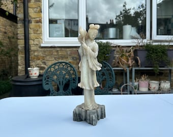 Una estatua vintage de esteatita blanca exquisitamente tallada de Guanyin, la diosa china de la misericordia y la compasión que sostiene una hoja y una flor de loto