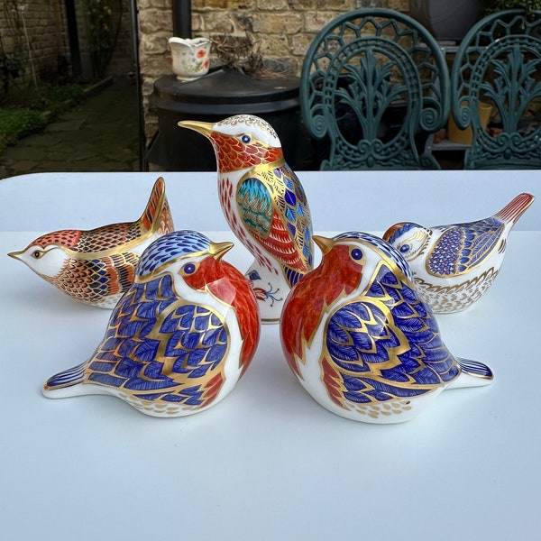 A Group of Royal Crown Derby Bird Paperweights of 2 Robins, 1 Hummingbird, 1 Derby Wren and 1 Goldcrest with Gold and Silver Stoppers