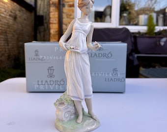 Lladro Heavrnly Slumber 6479 Porcelain Figurine Missing Part as Is