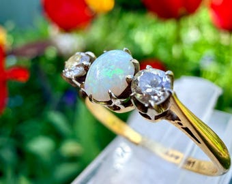 Anillo antiguo de oro de 18 quilates con ópalo y diamantes, con su estuche original antiguo.