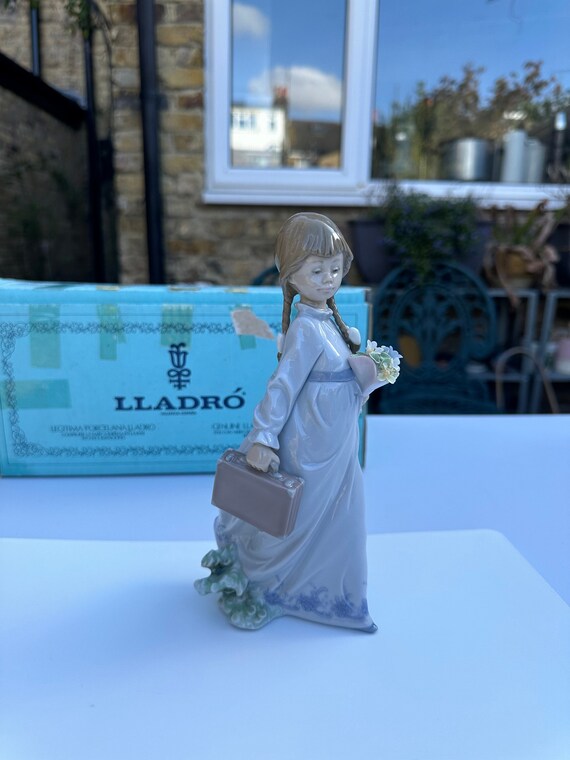 A Boxed Lladro 7604 School Day Porcelain Figurine of A Girl
