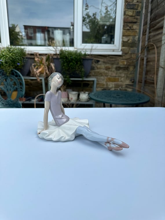 A 1978 Lladro 1356 Porcelain Figurine of Ballet Purple Dreamer