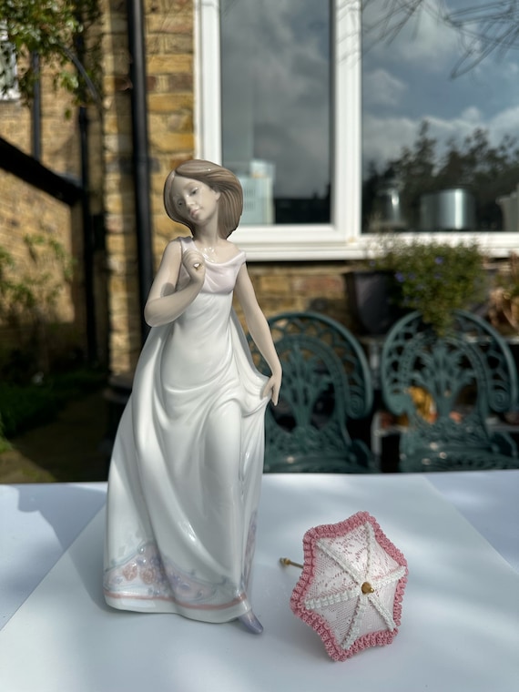 LLADRO リヤドロ 07636 日傘を持つ女性 置物 箱付 A Boxed Signed Lladro 7636 Afternoon Promenade Porcelain Figurine