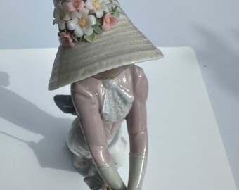 Figura de Porcelana Lladró 7618 Garden Song de Una Mujer Joven con