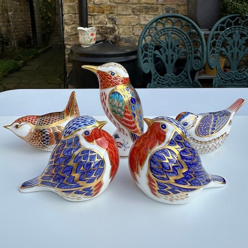  crown derby 陶器　鳥 A Group of Royal Crown Derby Bird Paperweights of 2 Robins, 1