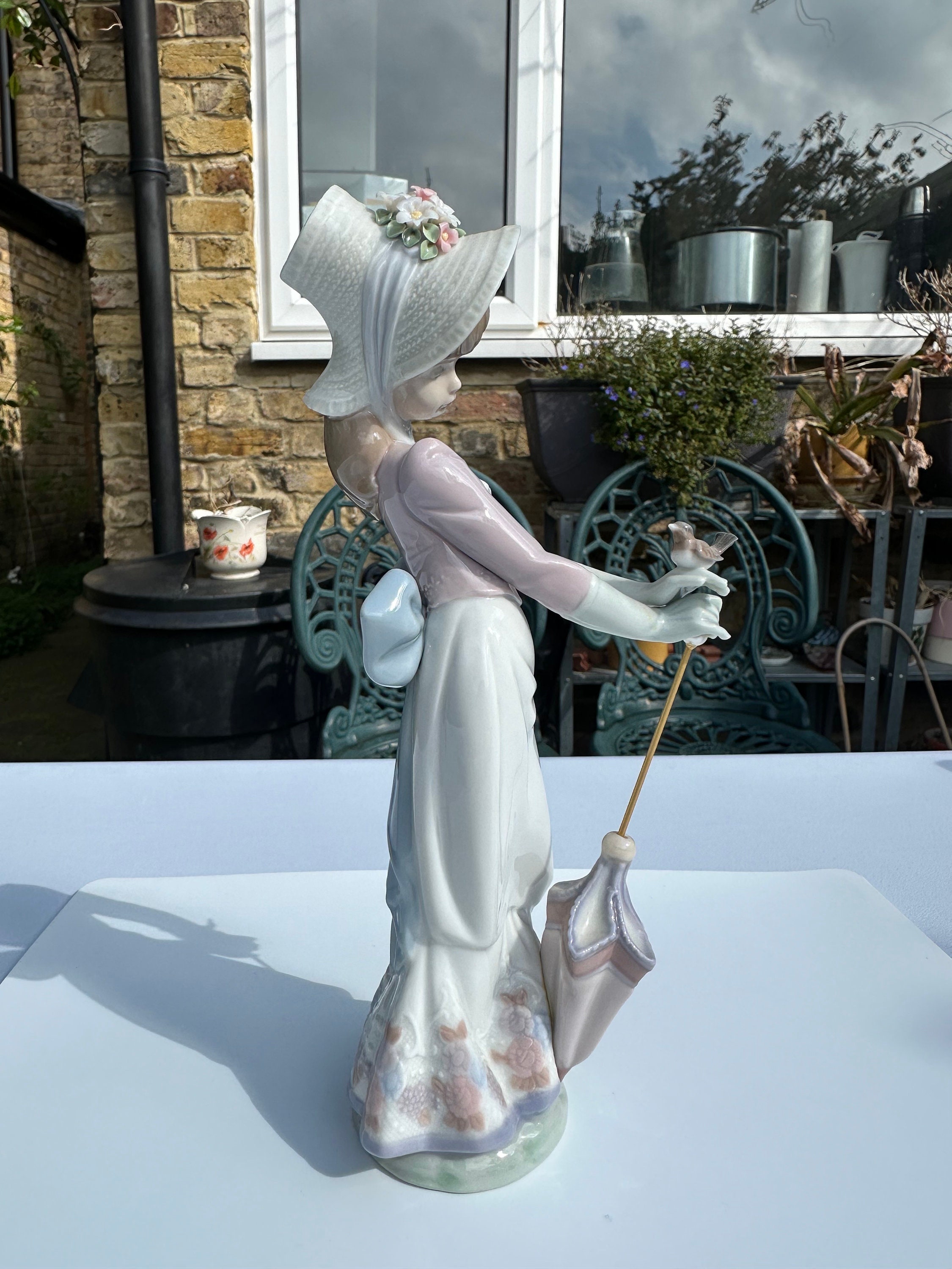 Figura de Porcelana Lladró 7618 Garden Song de Una Mujer Joven con