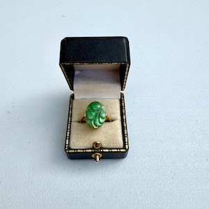 A 1920s Antique 9ct Gold Ring Set with a Carved Oval Green Jade of Chinese Motifs