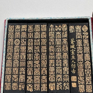 Cofanetto di 4 bastoncini d'inchiostro per calligrafia cinese con caratteri incisi con sigillo dorato sul davanti e immagini colorate sul retro