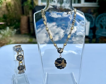 Antieke Japanse gemengd metaal ingelegde komai-techniek Shakudo-damastensieraden bestaande uit een ketting en een armband