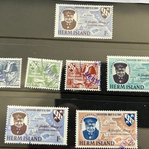 Pode incluir: Uma coleção de dez selos postais antigos da ilha de Herm, Ilhas do Canal. Os selos apresentam um mapa da ilha e um retrato de Sir Winston Churchill. Os selos são de diferentes denominações, incluindo 1 penny, 3 pence e 26 pence.