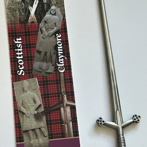 Abrecartas en miniatura con forma de espada Claymore escocesa