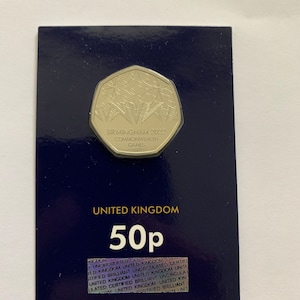 Könnte beinhalten: Eine silberne 50-Pence-Münze zur Erinnerung an die Commonwealth Games 2022 in Birmingham. Die Münze zeigt ein stilisiertes Design mit einem floralen Muster. Die Münze ist in einem durchsichtigen Kunststoffgehäuse mit blauem Hintergrund und dem Text "UNITED KINGDOM 50p" ausgestellt.