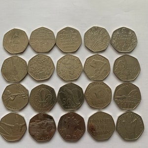 Puede incluir: Una colección de 20 monedas británicas de 50 peniques de plata con varios diseños, incluyendo la Batalla de Inglaterra, un conejo, una rana, un libro y una mano con las palabras "Diversity Built Britain".