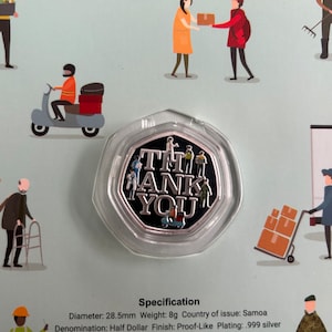 Op de afbeelding: Een zilveren munt met een zwarte achtergrond en de woorden "Thank You" in witte letters. De munt heeft een ontwerp met verschillende mensen die verschillende essentiële werknemers vertegenwoordigen. De munt is 28,5 mm in diameter en weegt 8 gram. Het is een halve dollar munt uit Samoa.