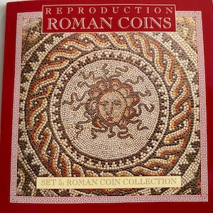 Może przedstawiać: Czerwone pudełko ze złotą ramką i mozaikowym obrazem głowy Meduzy. Tekst "REPRODUCTION ROMAN COINS" znajduje się na górze pudełka. Tekst "SET 5: ROMAN COIN COLLECTION" znajduje się na dole pudełka.