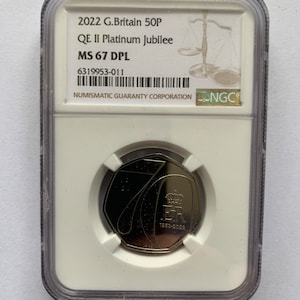 Peut inclure: Une pièce de 50 pence en argent du Royaume-Uni commémorant le jubilé de platine de la reine Élisabeth II. La pièce est classée MS 67 DPL par la Numismatic Guaranty Corporation (NGC).